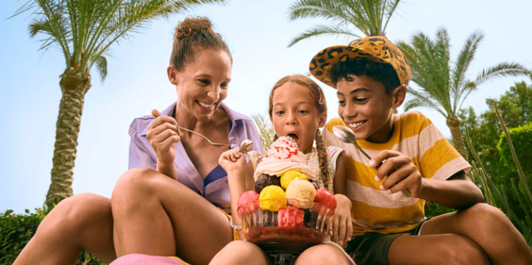 Mutter mit zwei Kindern und gro&szlig;em Eisbecher